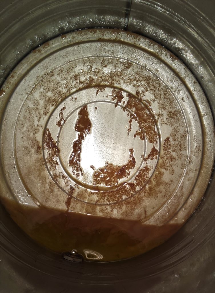 Posa fermentata sul fondo di un fustino casalingo